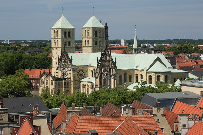 Doch Münster hat noch mehr zu bieten und ist auch wegen seiner Sehenswürdigkeiten eine Reise wert. Der größte Teil der Altstadt wurde nach den Zerstörungen des Zweiten Weltkrieges wieder aufgebaut, der mittelalterliche Stadtgrundriss wurde dabei in den meisten Fällen beibehalten. (#04)
