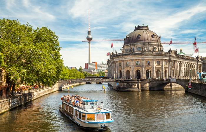 Berlin als Hauptsitz und voluminöseste Stadt der Bundesrepublik Deutschland bekannt, besitzt eine Fläche von etwa 892km². Mehr als drei Millionen Einwohner zählt die aufregende Stadt Berlin. (Foto: AdobeStock -  171249838 Sina Ettmer)