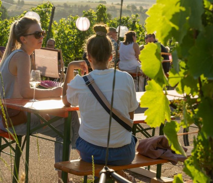 Feiern Sie mit uns in den geselligen Weinsüden Pop-ups und erleben Sie eine einzigartige Kombination aus Genuss und Geselligkeit. (Foto: TMBW. Udo Bernhart)