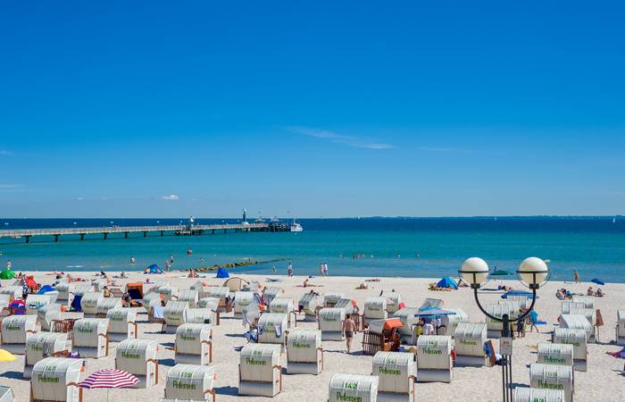 Wer an die Ostsee und den Strand denkt, dem fällt mit Sicherheit der Strand von Grömitz ein. (Foto: AdobeStock - 137439552 Jürgen Wackenhut)