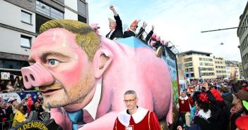 Buntes Spektakel und politische Satire: Der Rosenmontagszug in (Foto: Festkomitee Kölner Karneval)