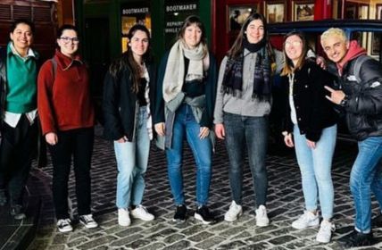 Direkter Dialog mit Muttersprachlern fördert nachhaltige Sprachkompetenz und (Foto: Partnerschule. lernen & helfen Sprachreisen)