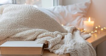 Hygge im Gepäck: Eine Reise zu den Wurzeln der Gelassenheit (Foto: AdobeStock - Smart Finance Studio - 1884954753)