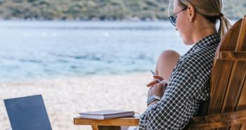 Mobiles Arbeiten im Ausland erfordert klare Betriebsvereinbarung für (Foto: AdobeStock - shintartanya - 1760576972)