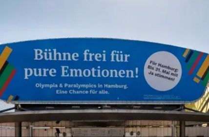 Blaues Riesenschild am Musical Boulevard wirbt für Olympia-Bewerbung (Foto: Morris MacMatzen)