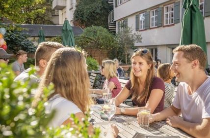 Sommerliche Biergartensaison in Konstanz: Kastanien, Wasserblick und regionale (Foto: MTK. Dagmar Schwelle)