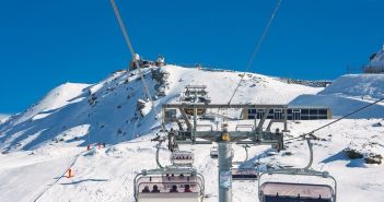 Sommerskibetrieb auf Theodulgletscher gestoppt wegen extremer Hitze und (Foto: AdobeStock - Aerial Film Studio - 585535043)